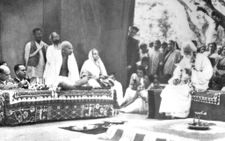 Tagore (at right, on the dais) hosts Mahatma Gandhi and wife Kasturba at Santiniketan in 1940.