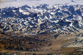 Perspective view of the Himalaya and Mount Everest as seen from space looking south-south-east from over the Tibetan Plateau.  (annotated version)